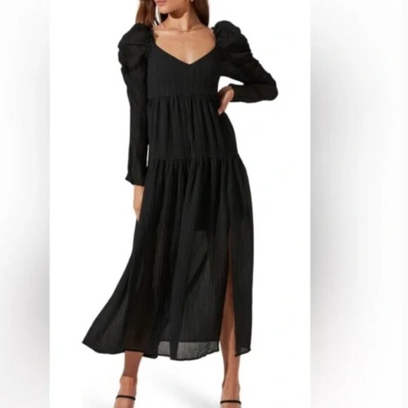 Astr Dresses & Skirts - ASTR Black Ruched Long Puff Sleeve Tiered Maxi Dress